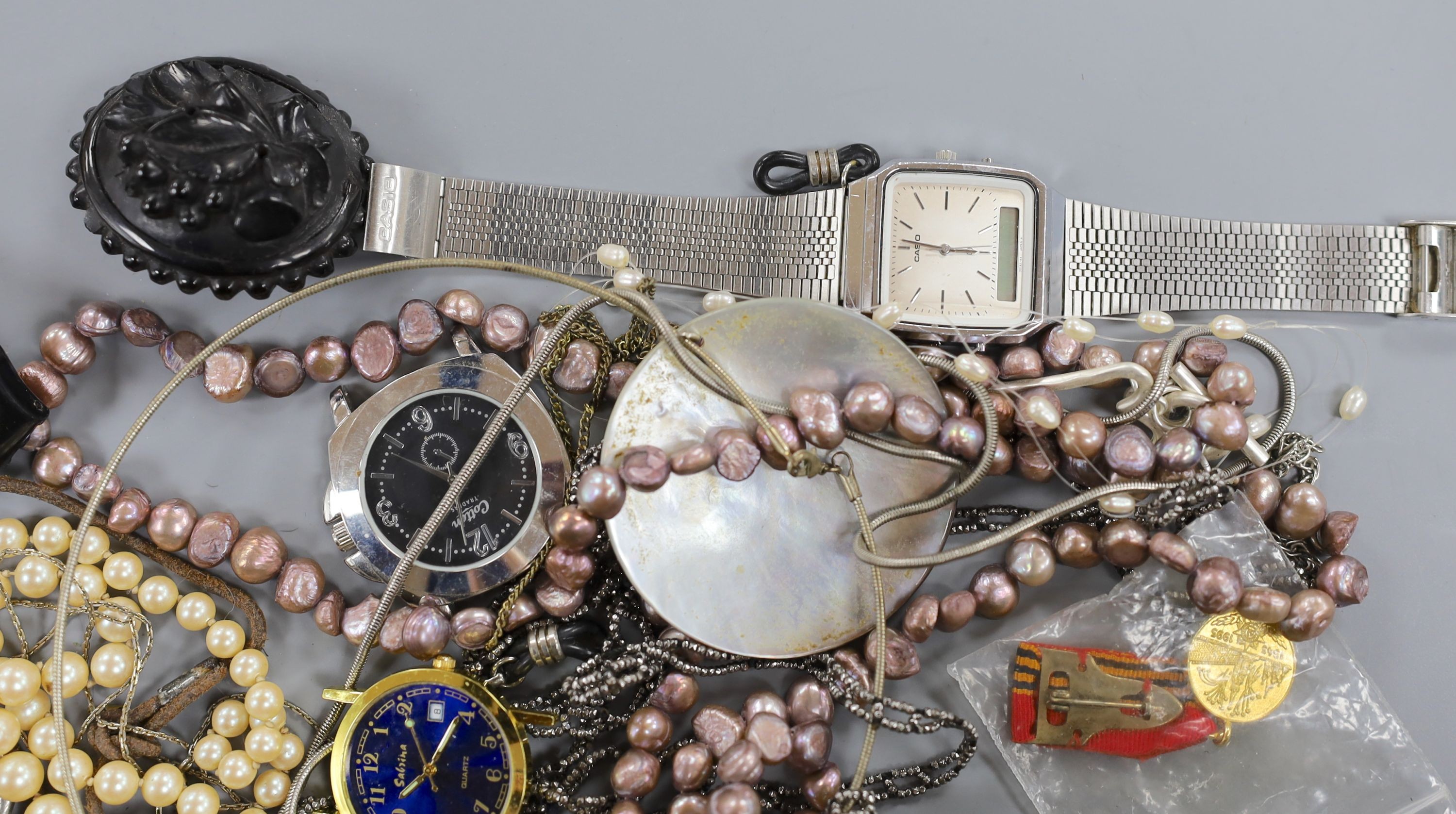 A small quantity of modern minor wrist watches and assorted costume jewellery.